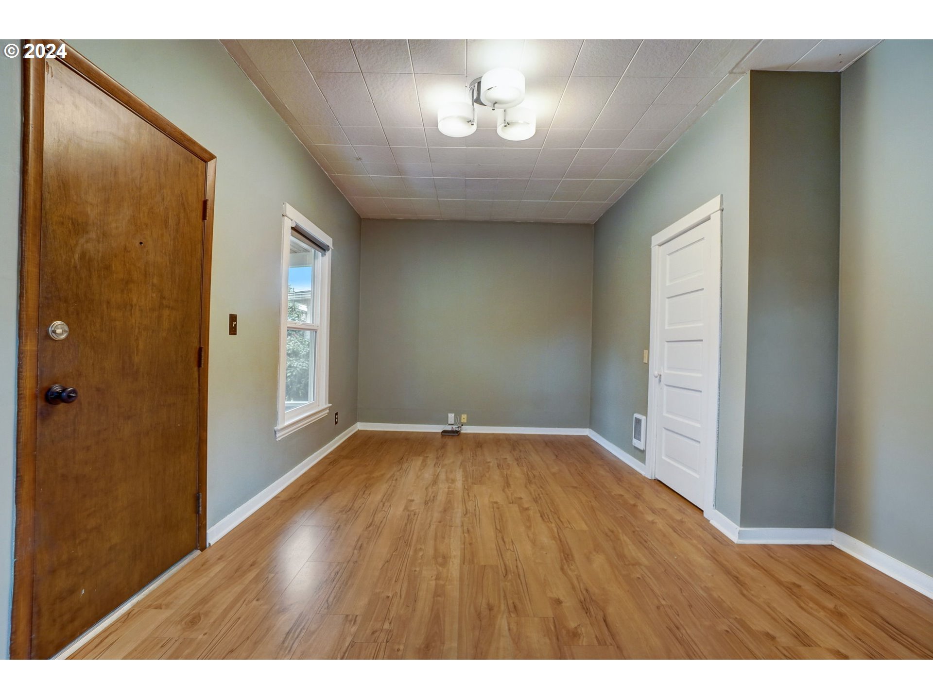 1248 North Watts Street Portland, OR 97217 - Photo 9 of 36 a view of an empty room and window with wooden floor