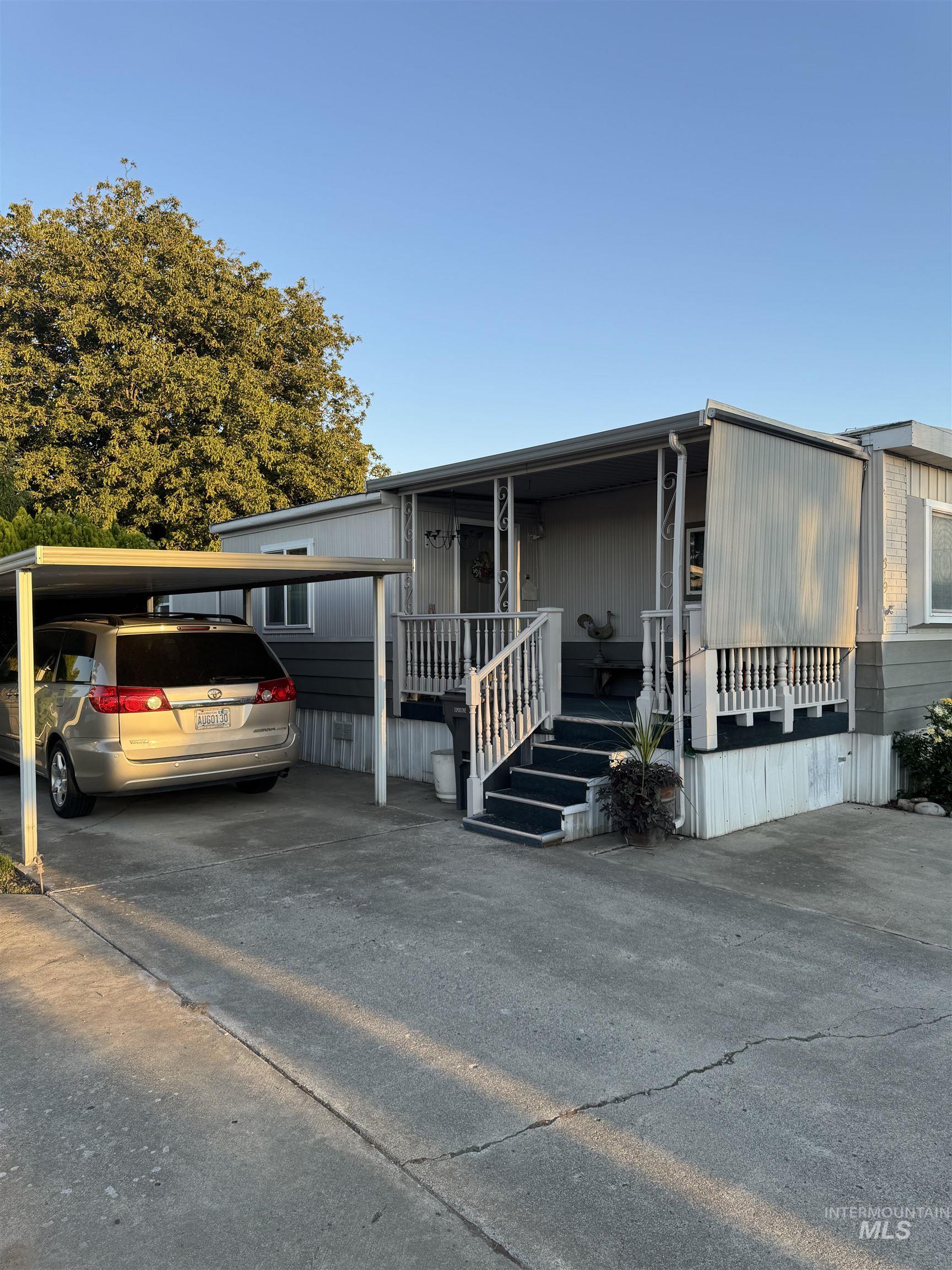Manufactured / mobile home featuring driveway and a porch