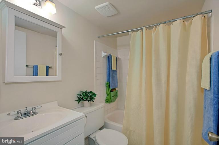 8318 L Kingsgate Road, Unit 546 Springfield, VA 22152 - Photo 11 of 30 Bath