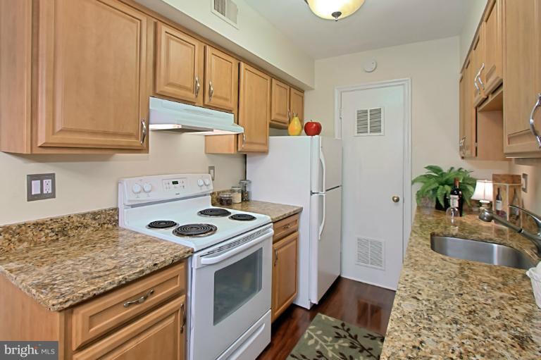 8318 L Kingsgate Road, Unit 546 Springfield, VA 22152 - Photo 12 of 30 Kitchen