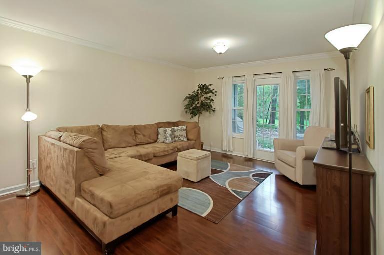 8318 L Kingsgate Road, Unit 546 Springfield, VA 22152 - Photo 16 of 30 Living Room