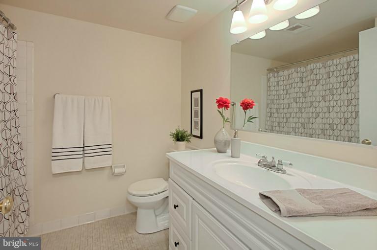 8318 L Kingsgate Road, Unit 546 Springfield, VA 22152 - Photo 18 of 30 Bath (Master)