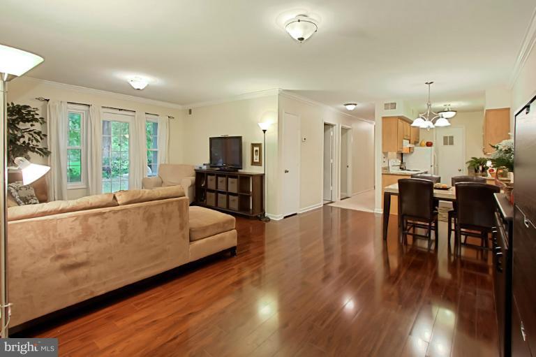 8318 L Kingsgate Road, Unit 546 Springfield, VA 22152 - Photo 6 of 30 Dining Room