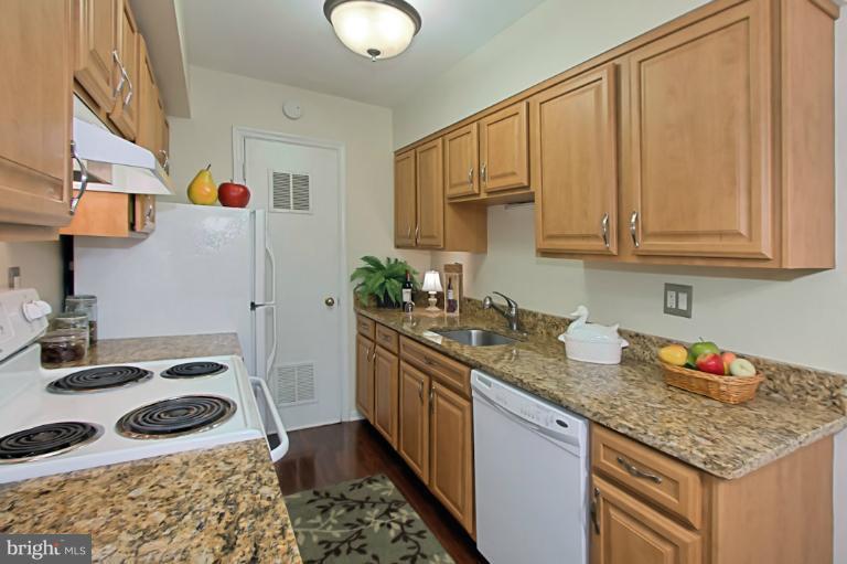 8318 L Kingsgate Road, Unit 546 Springfield, VA 22152 - Photo 7 of 30 Kitchen