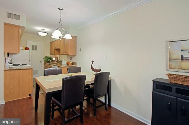 8318 L Kingsgate Road, Unit 546 Springfield, VA 22152 - Photo 9 of 30 Dining Room