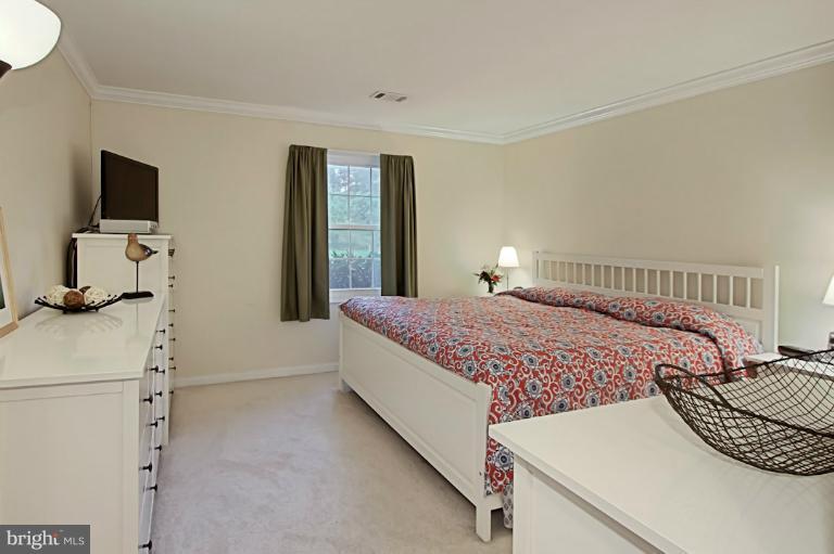 8318 L Kingsgate Road, Unit 546 Springfield, VA 22152 - Photo 10 of 30 Bedroom (Master)