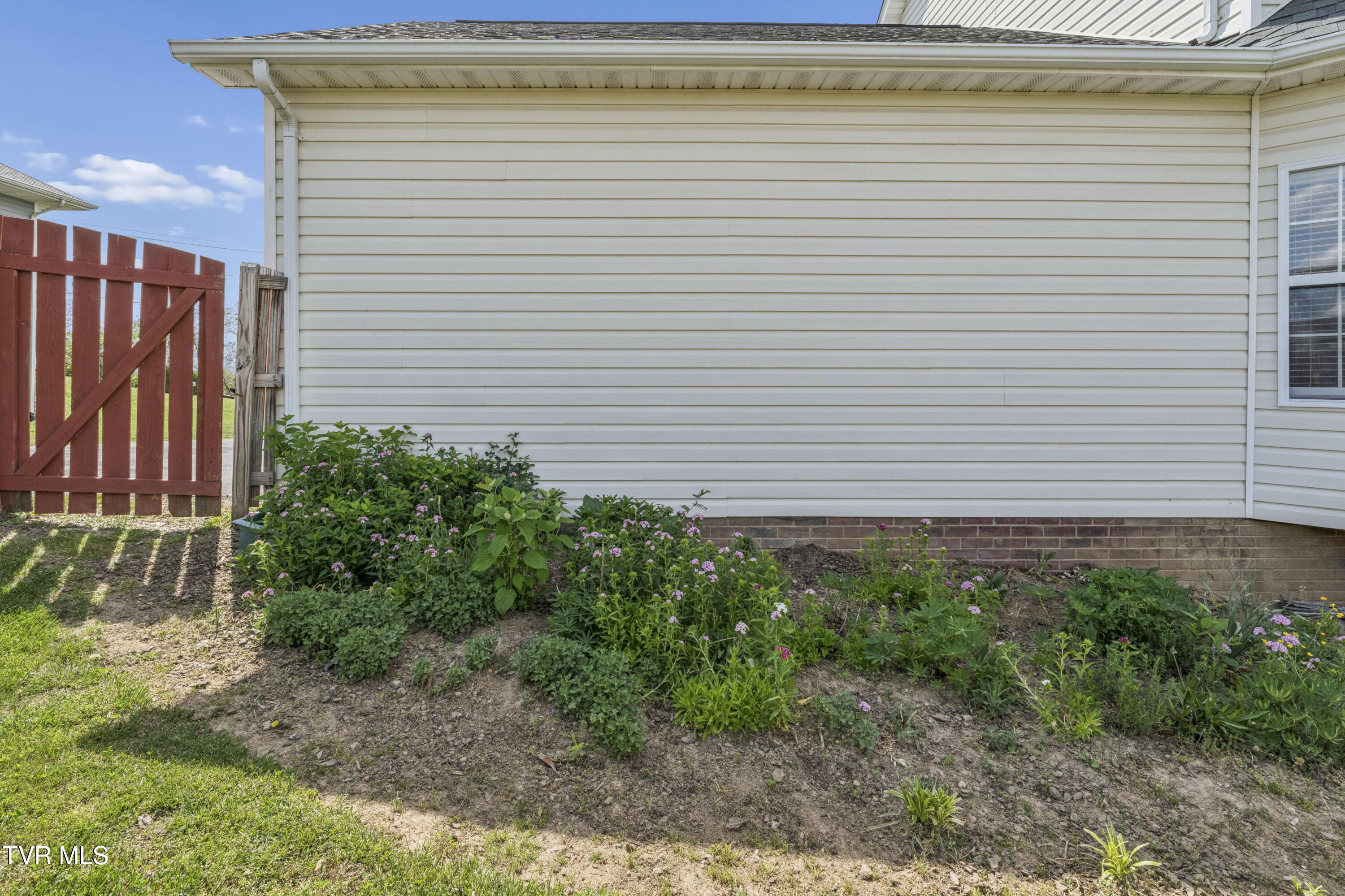401 Leesburg Road Telford, TN 37690 - Photo 50 of 62 LeesburgFloral-7