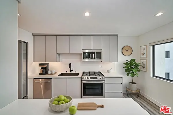 $5,995 | 137 South Maple Drive, Unit 102, Beverly Hills, CA 90212