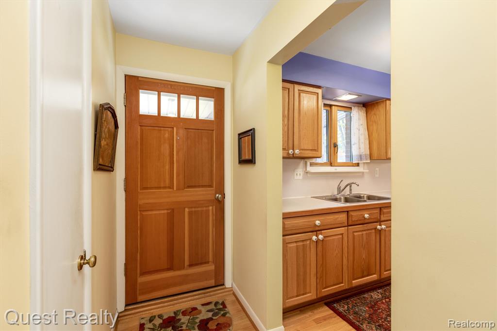 1401 Sycamore Drive Rochester Hills, MI 48307 - Photo 5 of 45
