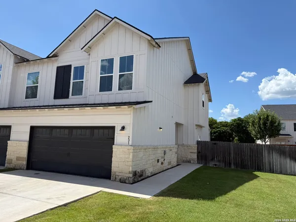 $1,600 | 231 Sapphire Drive, Unit 1102, New Braunfels, TX 78130