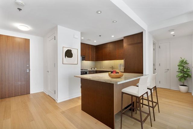$1,335,000 | 580 Washington Street, Unit 709, Boston, MA 02111