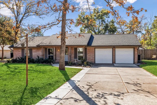 $299,900 | 215 Hillcrest Drive, Conroe, TX 77303