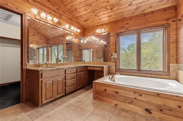 $949,000 | 3389 Southeast Old Barn Lane, Holt, MO 64048