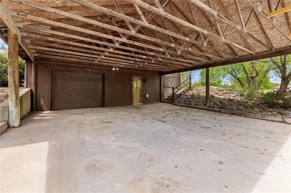 $949,000 | 3389 Southeast Old Barn Lane, Holt, MO 64048