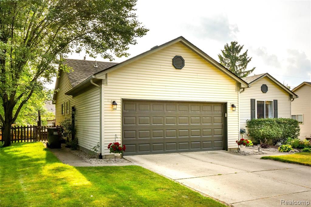 554 Curzon Road Rochester Hills, MI 48307 - Photo 2 of 35