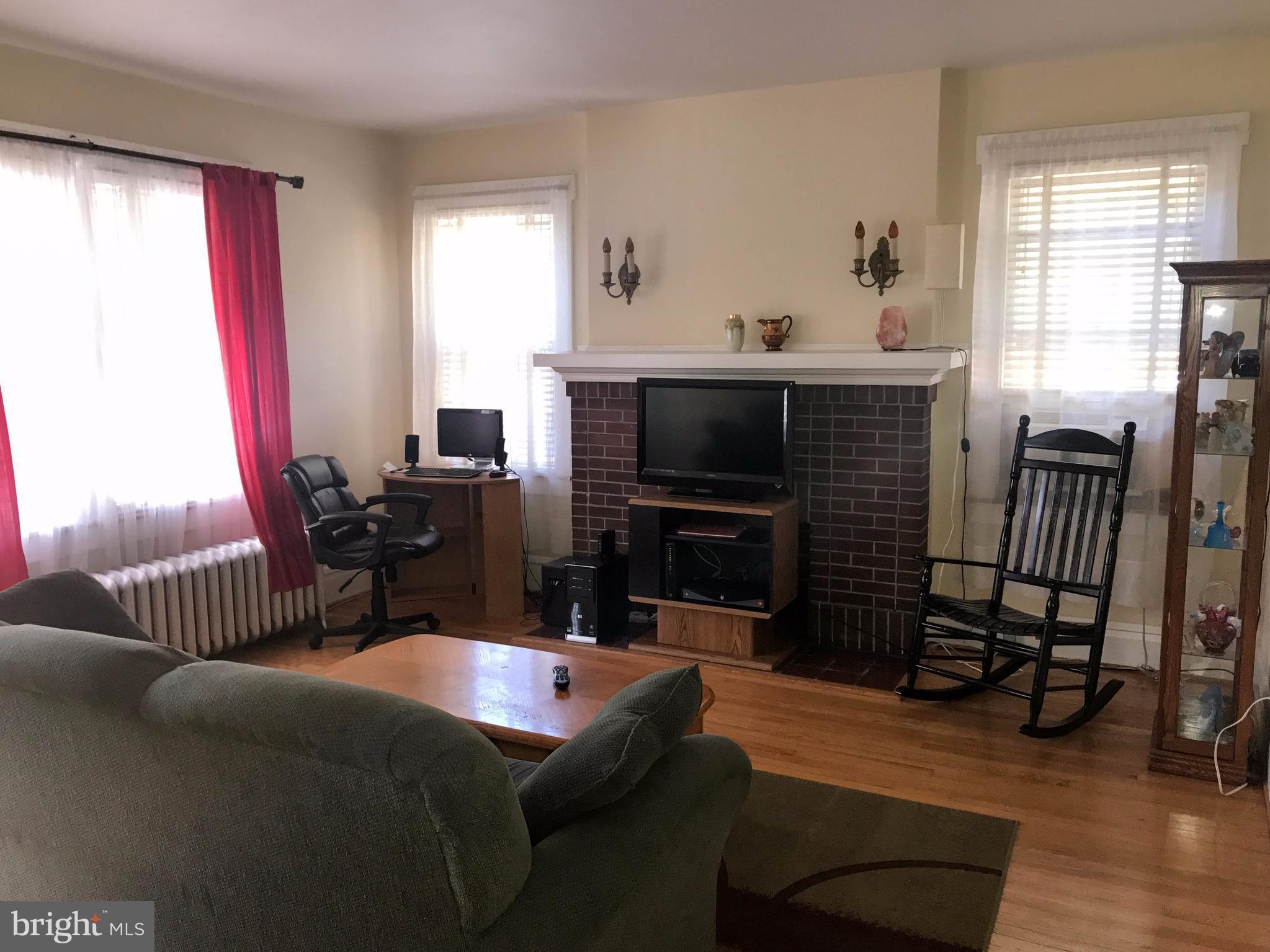 829 Braddock Road Cumberland, MD 21502 - Photo 3 of 30 Living Room