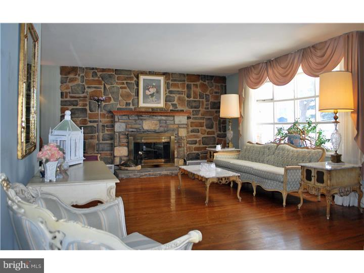 643 Reeves Lane Warminster, PA 18974 - Photo 3 of 25 Living Room