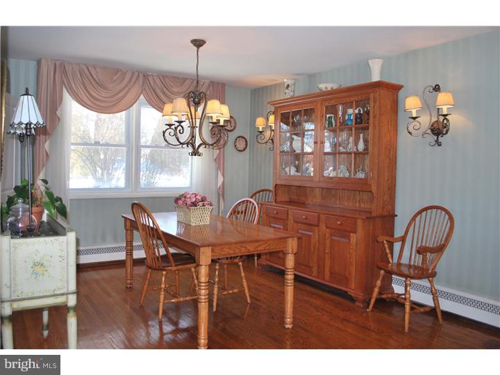 643 Reeves Lane Warminster, PA 18974 - Photo 4 of 25 Dining Room