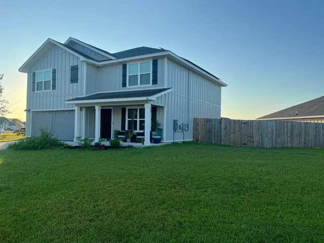 a view of a yard in front of house