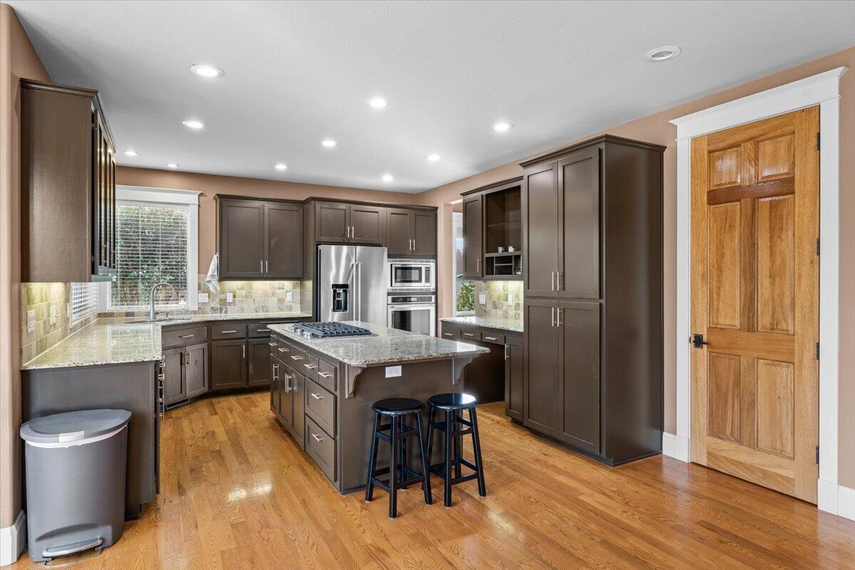 637 Oak Wood Eagle Point, OR 97524 - Photo 14 of 47