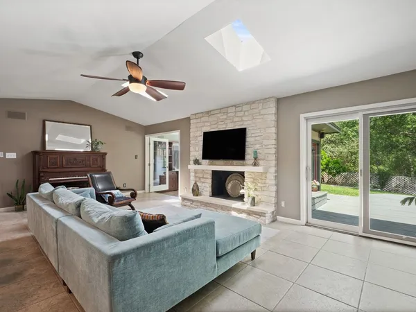 $550,000 | 910 River Oaks Drive, Austin, TX 78753