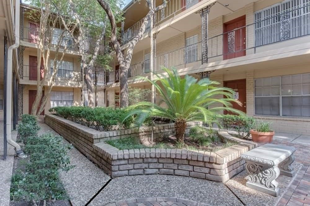 6505 Westheimer Road, Unit 246 Houston, TX 77057 - Photo 7 of 16 a view of a couches in a patio