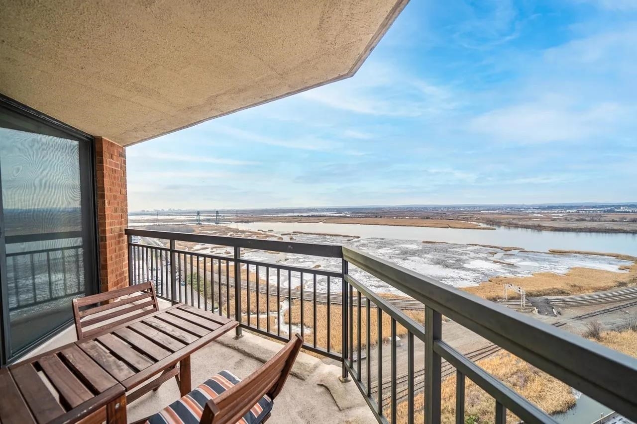 1908 Harmon Cove Tower, Unit 1908 Secaucus, NJ 07094 - Photo 24 of 49