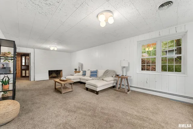 $345,000 | 1025 Crescent Drive, Clinton, IA 52732