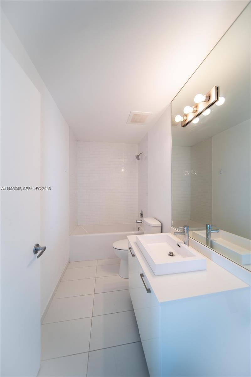 151 Southeast 1st Street, Unit PH08 Miami, FL 33131 - Photo 13 of 15