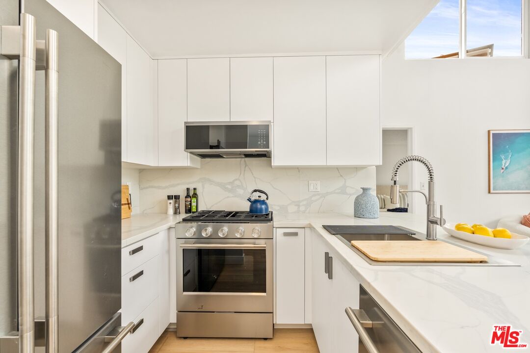 16 Quarterdeck Street, Unit 301 Marina del Rey, CA 90292 - Photo 7 of 30