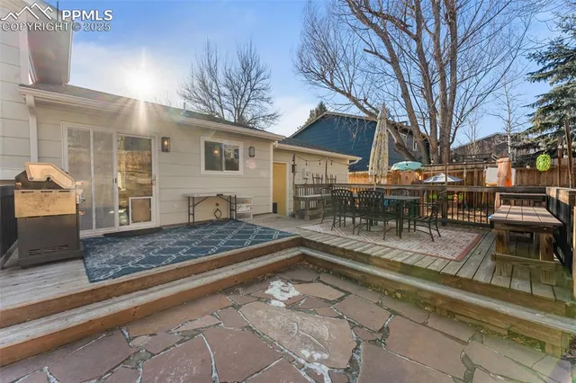 a view of a house with backyard