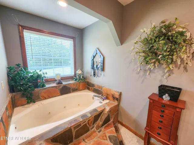 $499,900 | 319 Tater Valley Road, Luttrell, TN 37779