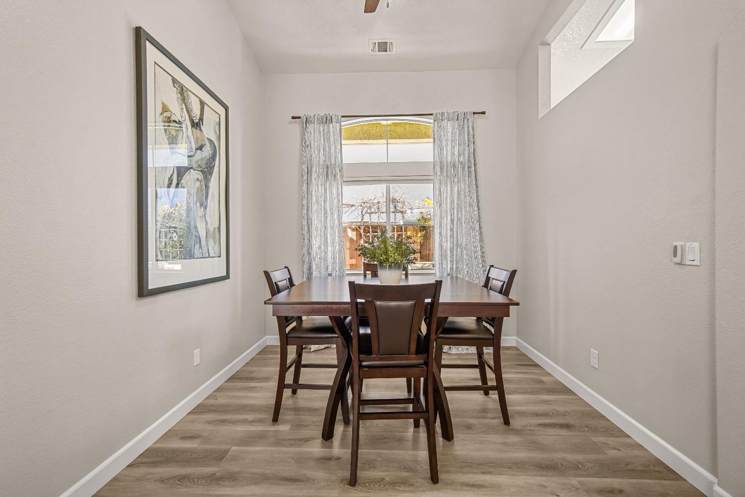 236 Rochelle Court Roseville, CA 95661 - Photo 11 of 30 Formal Dining