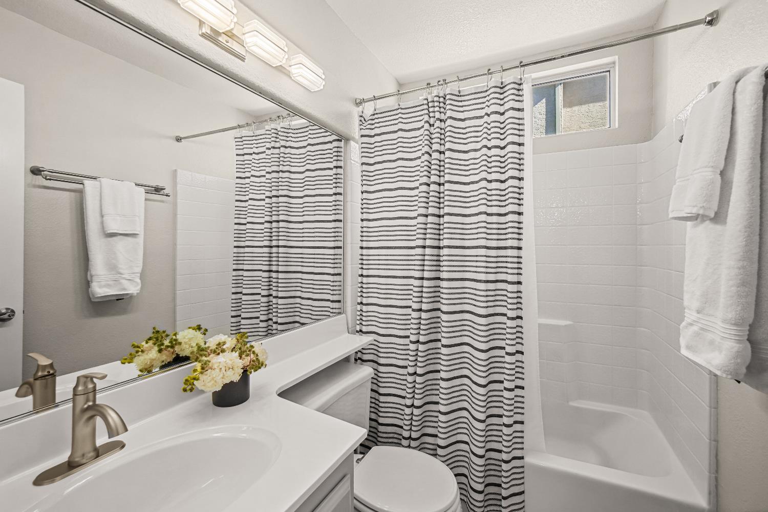 236 Rochelle Court Roseville, CA 95661 - Photo 21 of 30 Guest Bath