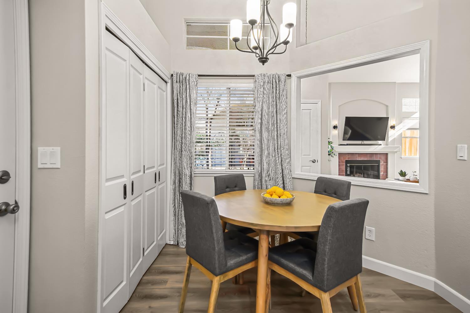 236 Rochelle Court Roseville, CA 95661 - Photo 10 of 30 Kitchen Nook Dining