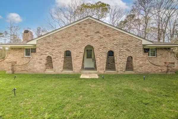 a view of a house with backyard