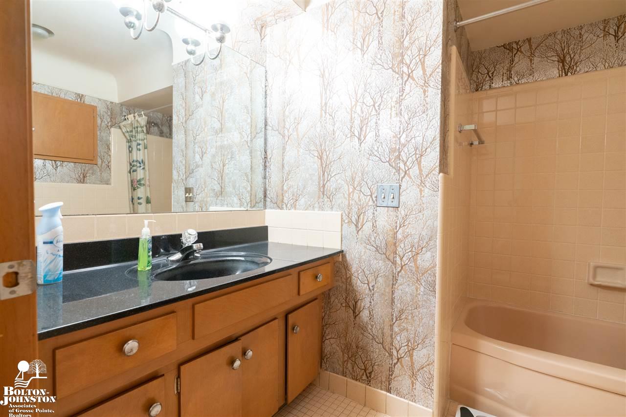 970 Canterbury Road Grosse Pointe Woods, MI 48236 - Photo 13 of 26