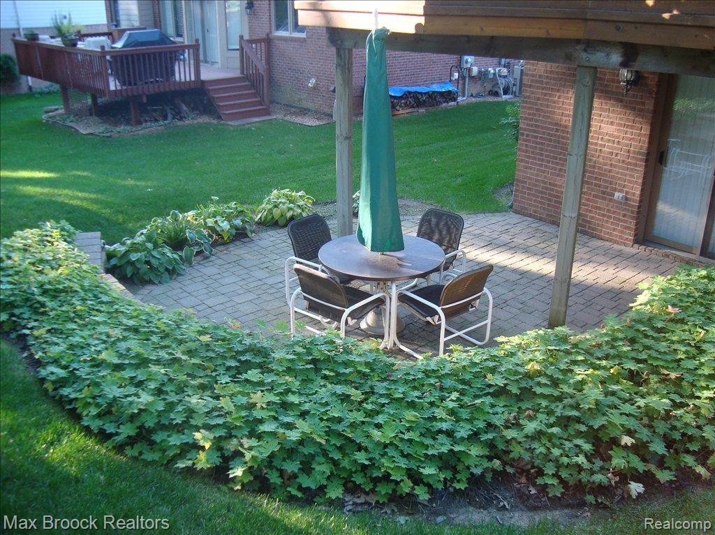 558 Bloomer Ridge Drive Rochester, MI 48307 - Photo 17 of 18 Paver Patio
