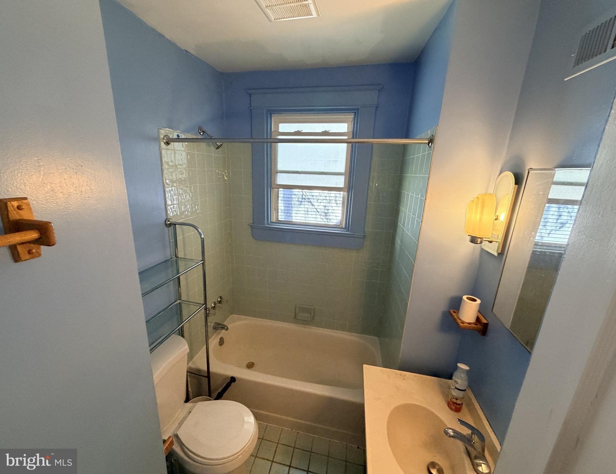 506 Cedarcroft Road Baltimore, MD 21212 - Photo 4 of 16 a bathroom with a toilet a sink and bathtub