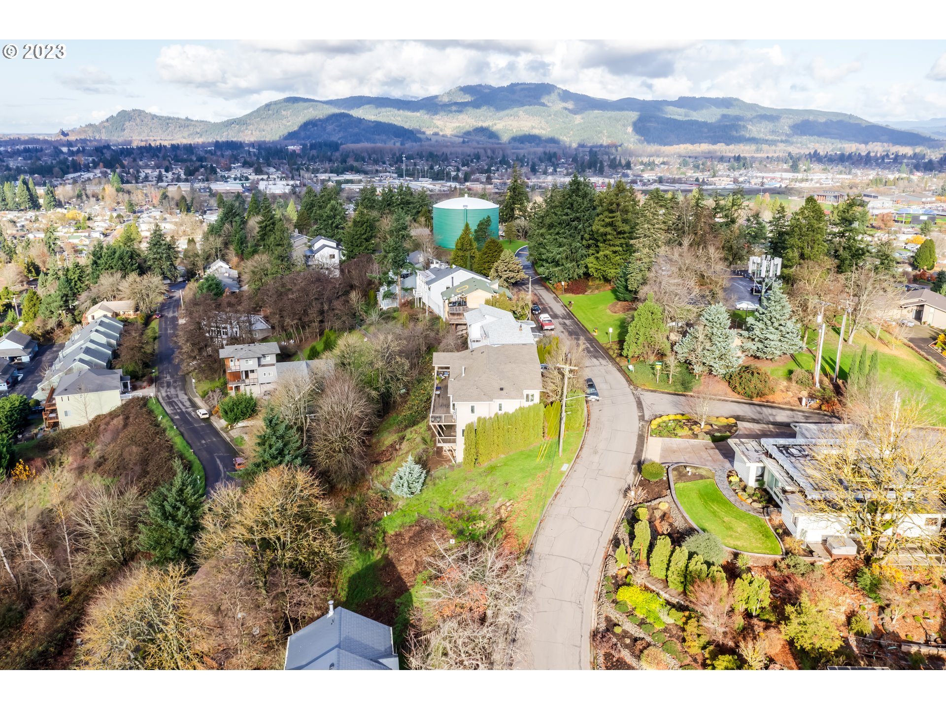 850 Summit Boulevard Springfield, OR 97477 - Photo 3 of 5 a view of a city with mountains in the background