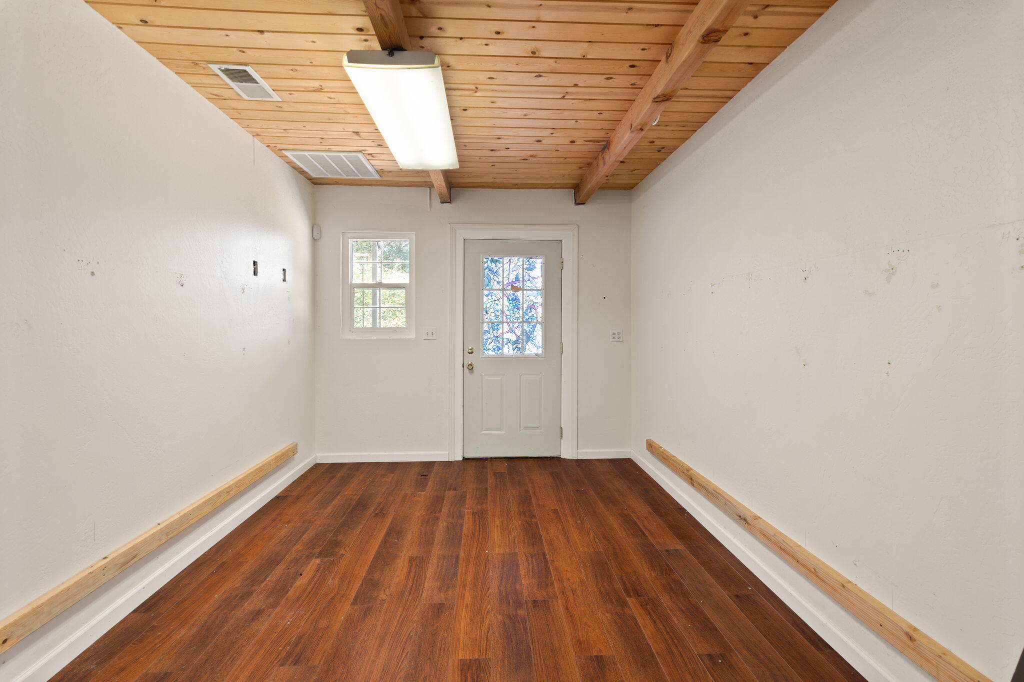 7304 North Applegate Road Grants Pass, OR 97527 - Photo 62 of 87 a view of empty room with wooden floor and fan