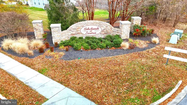 a view of a house with backyard and furniture