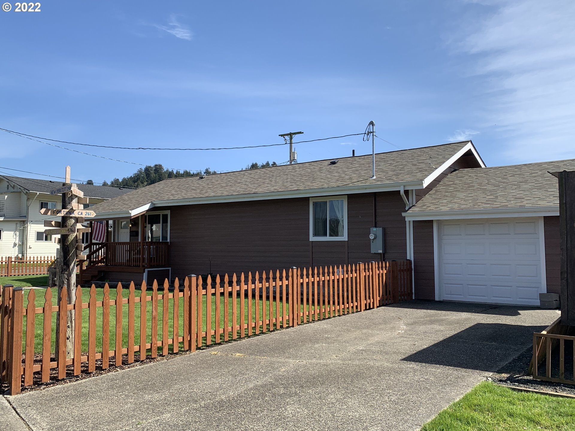 906 Juniper Avenue Reedsport, OR 97467 - Photo 2 of 32 Exterior