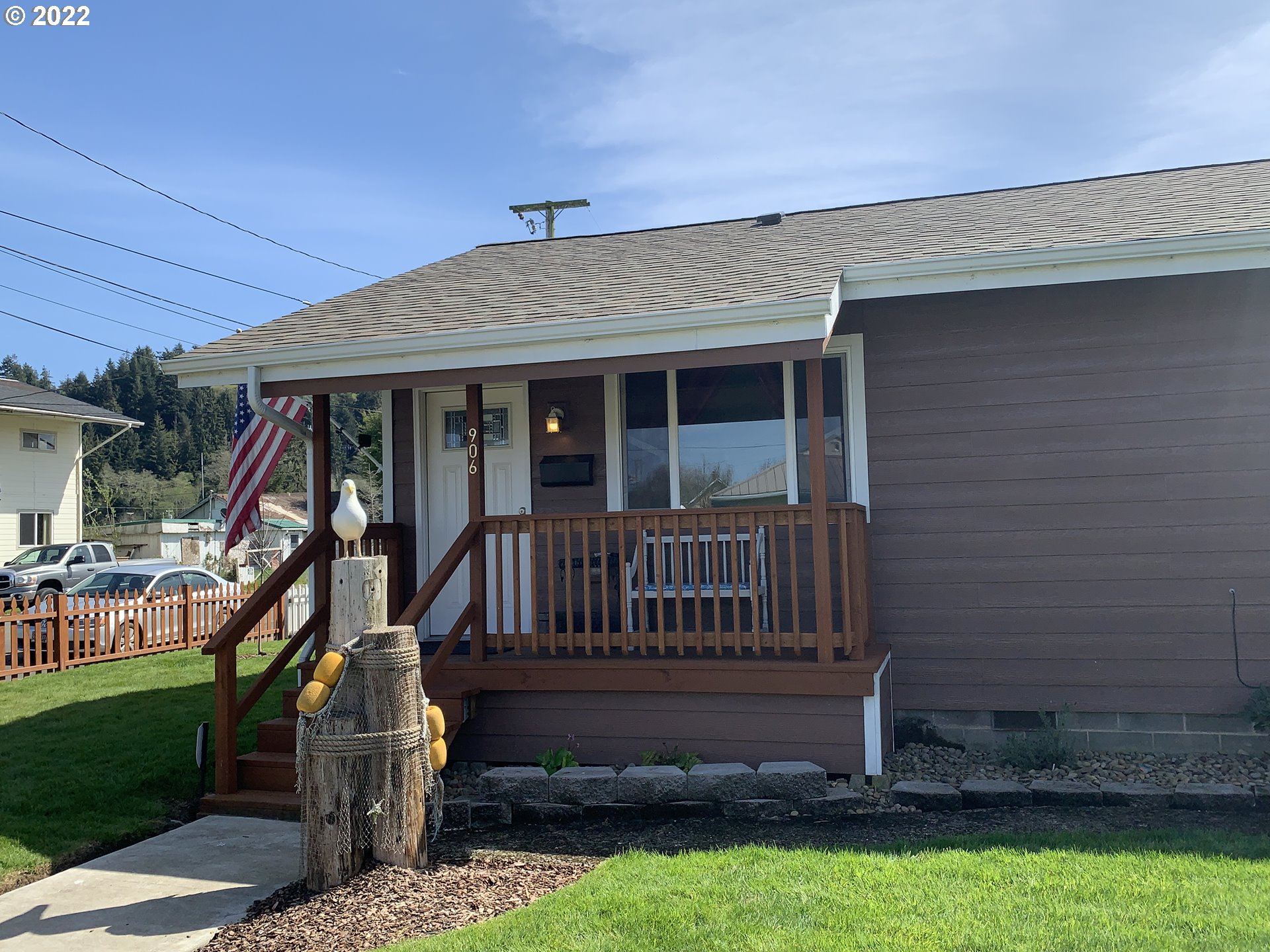 906 Juniper Avenue Reedsport, OR 97467 - Photo 3 of 32 Porch
