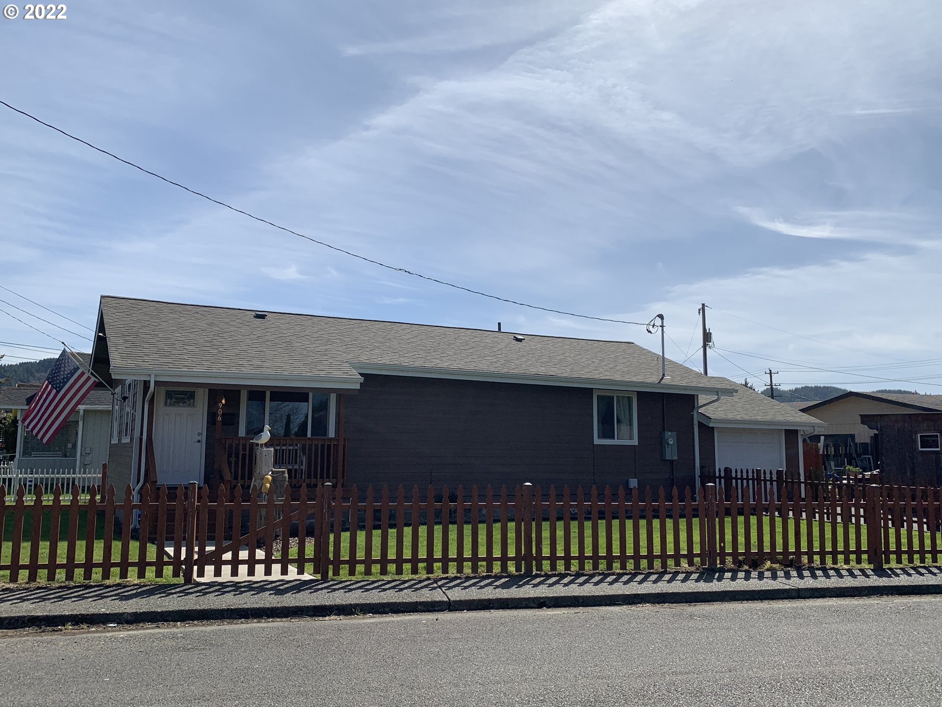 906 Juniper Avenue Reedsport, OR 97467 - Photo 4 of 32 Exterior