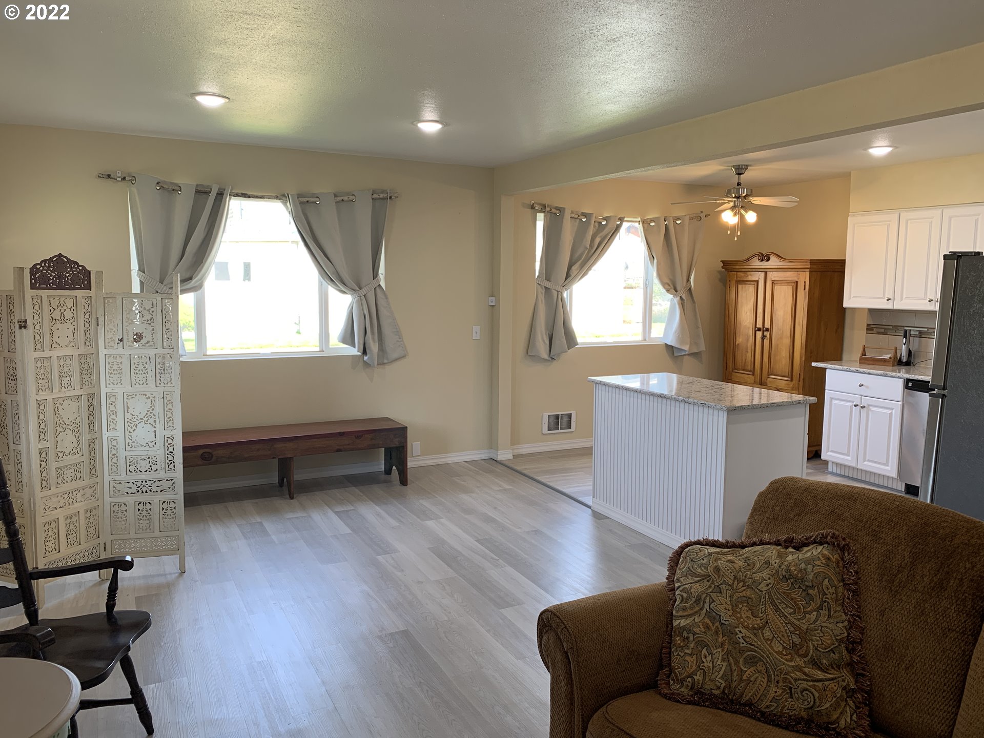906 Juniper Avenue Reedsport, OR 97467 - Photo 6 of 32 Living Room