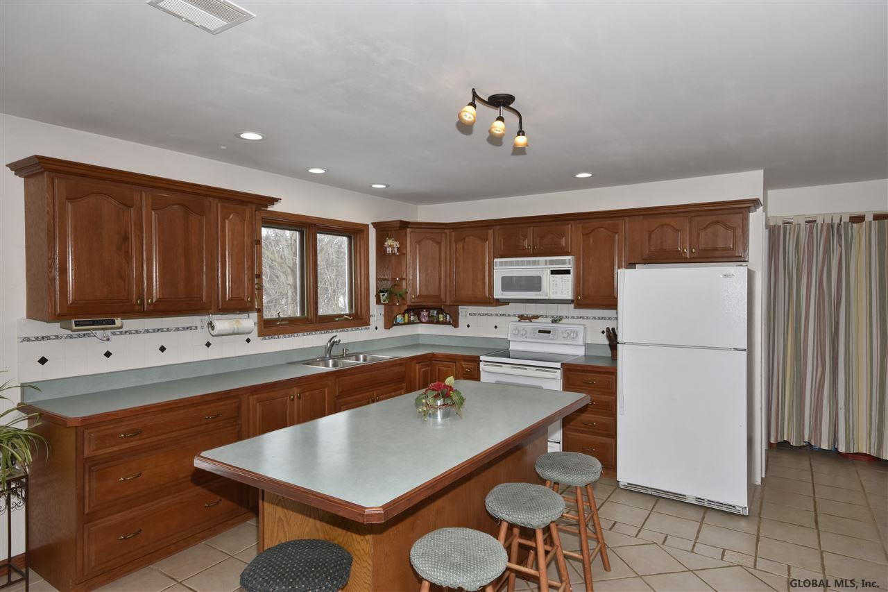 103 Button Road Halfmoon, NY 12188 - Photo 6 of 27 Photo 6