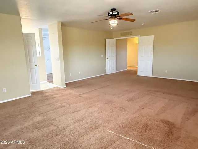 a view of empty room with a ceiling fan