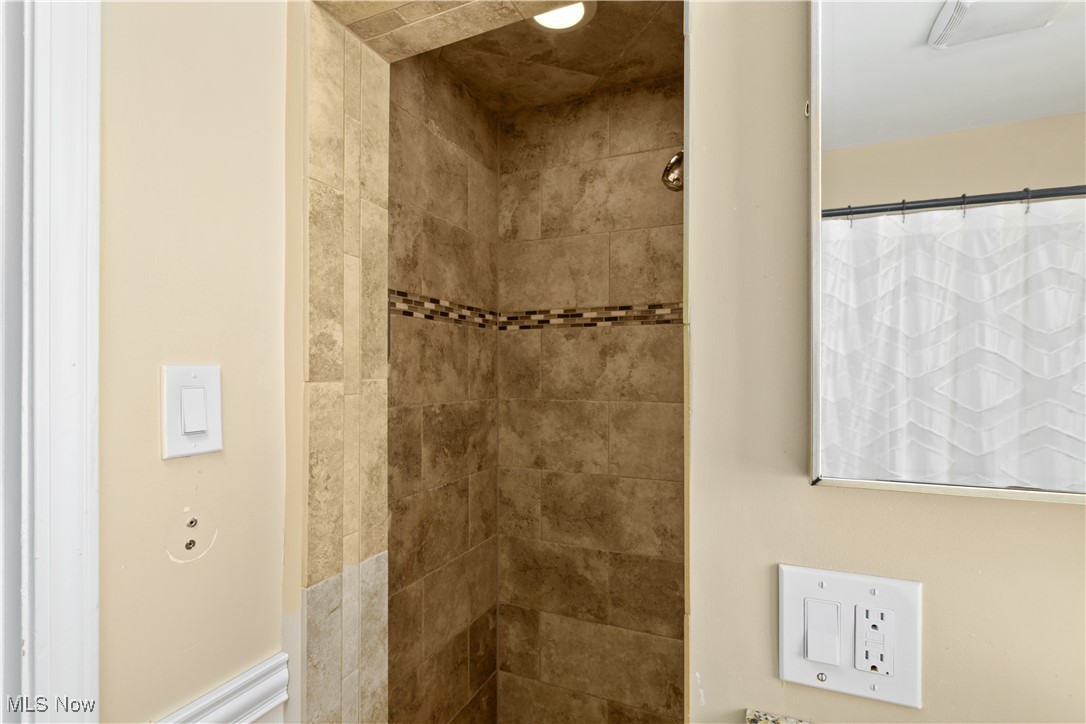 2651 Shaker Road Cleveland Heights, OH 44118 - Photo 21 of 28 Bathroom featuring tiled shower
