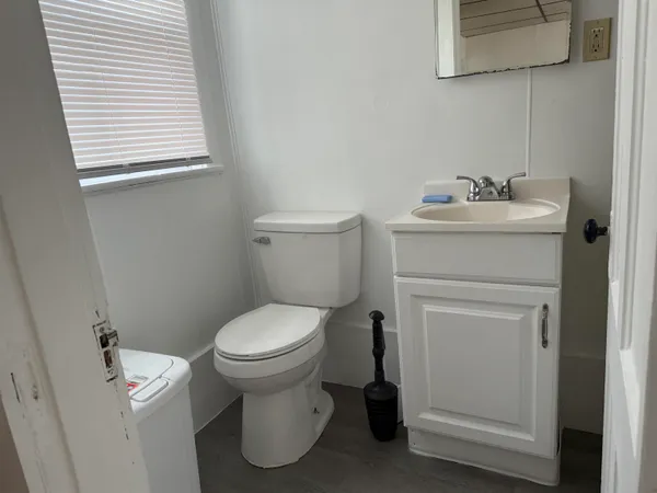 $1,075 | 5 Washington Street, Unit 4, Laconia, NH 03246